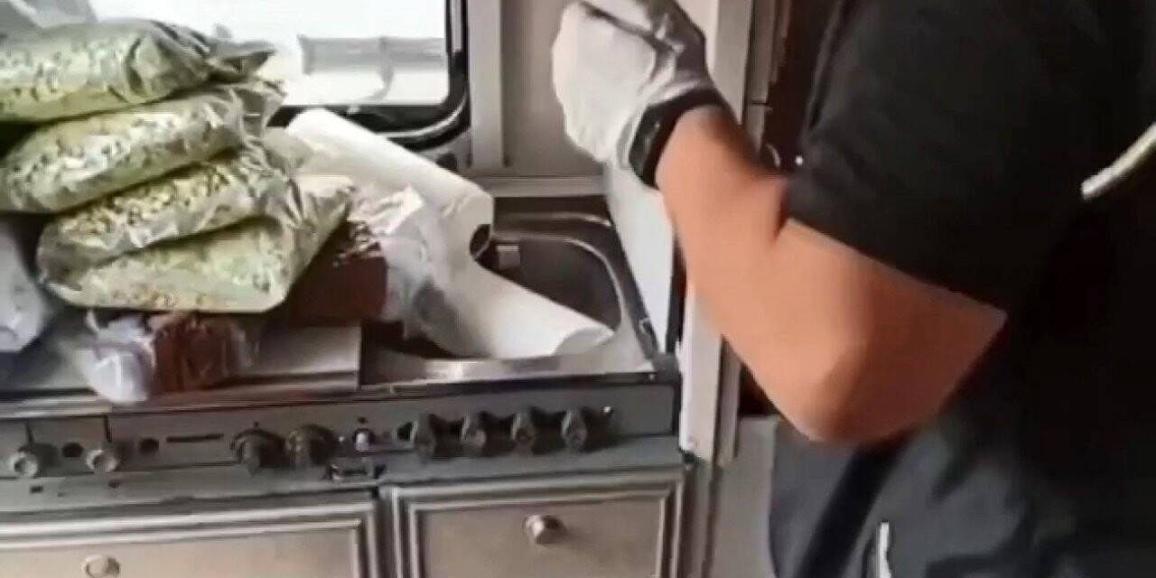 Polis ekiplerinin şok baskın yaptığı karavan, uyuşturucu deposu çıktı