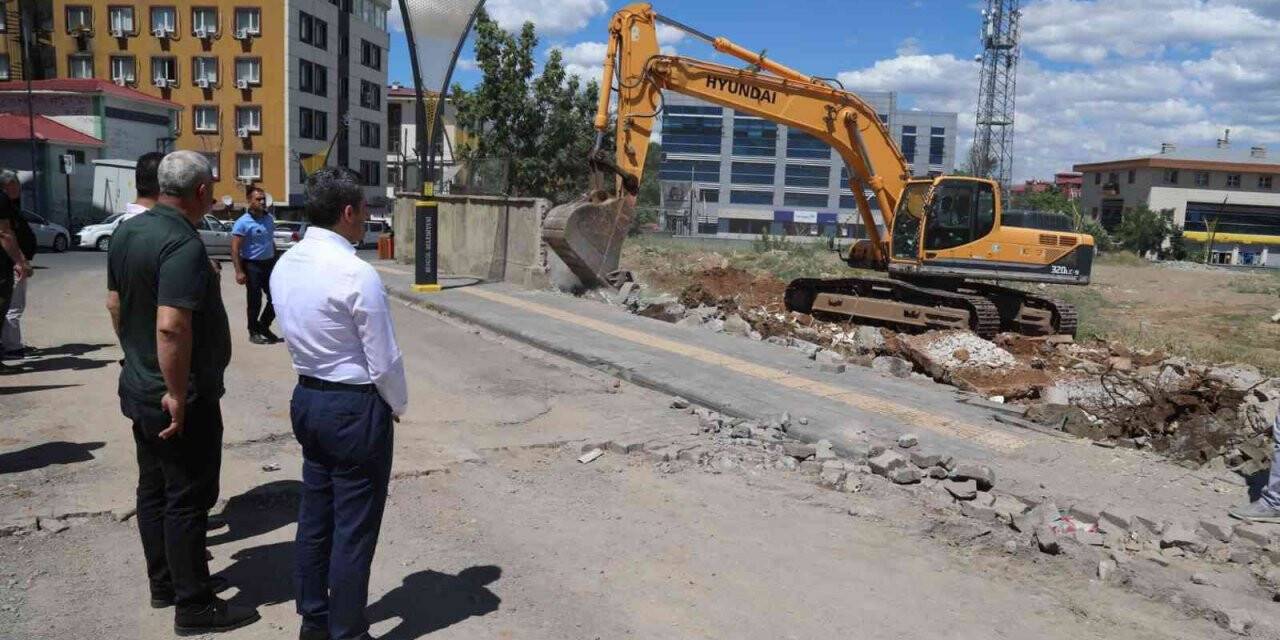 Bingöl’de yol genişletme çalışmaları sürüyor