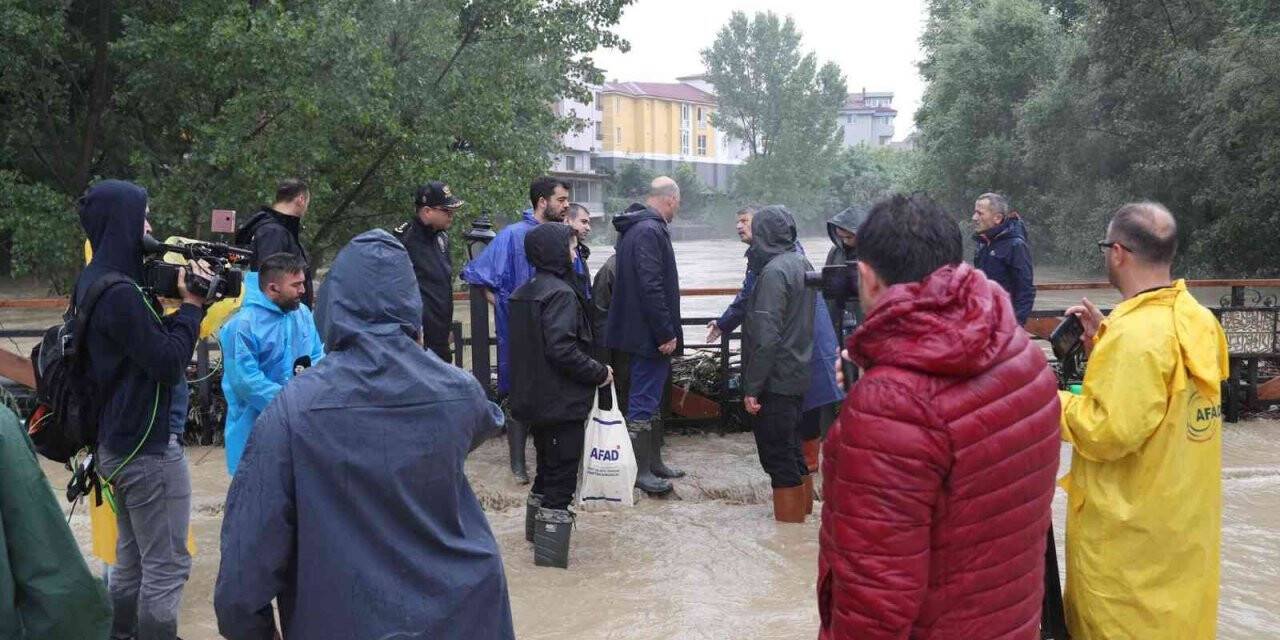 Bakan Soylu, Bartın’da sel boyutunu izlerini sabahın ilk saatlerinde yerinde inceledi