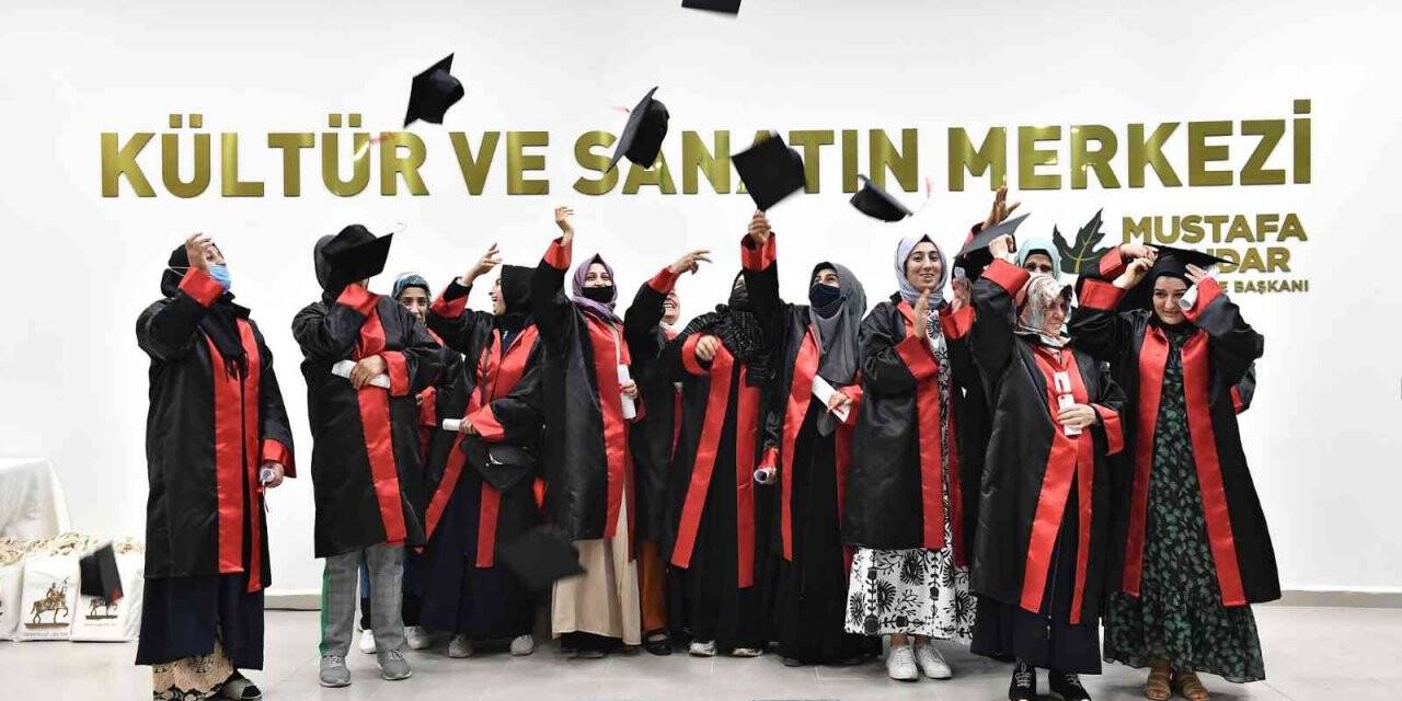 Osmangazi’de yetişkinlerin mezuniyet sevinci