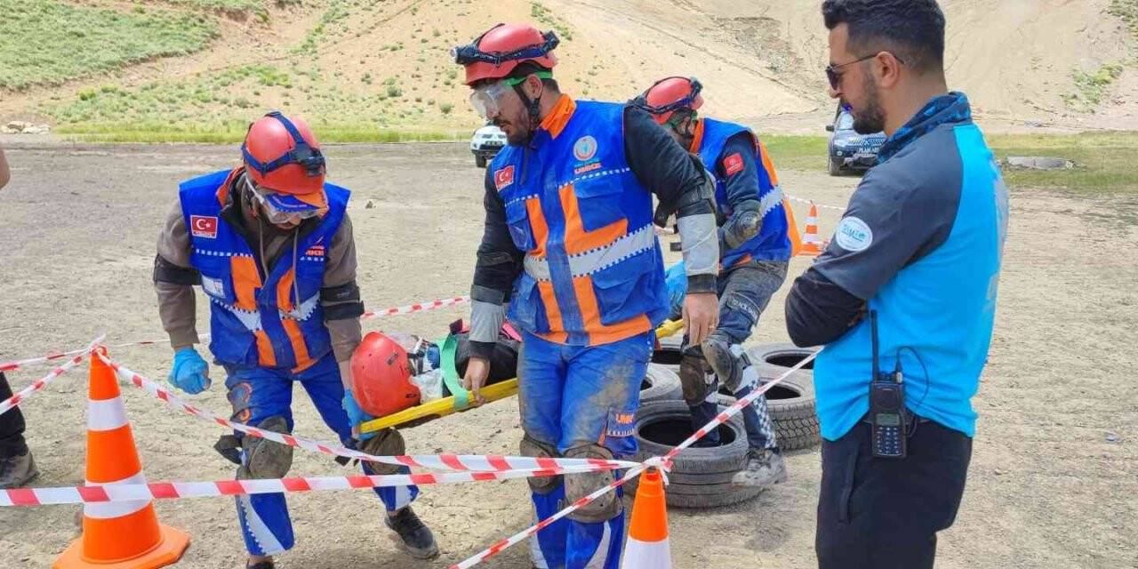 Sağlıkçılara 2 bin 800 rakımda eğitim