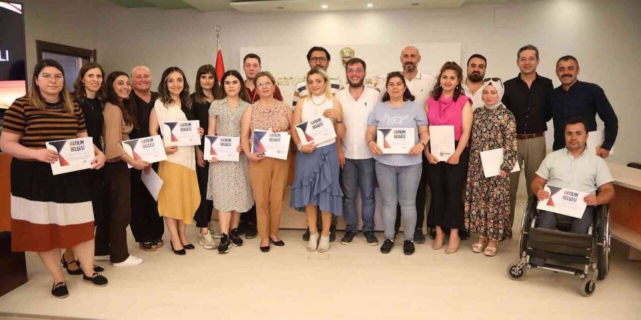 Türk işaret dili eğitimi alan belediye personeline sertifika