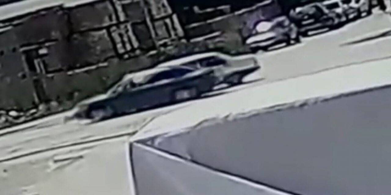 2 otomobilin çarptığı kaza kamerada: 2 yaralı