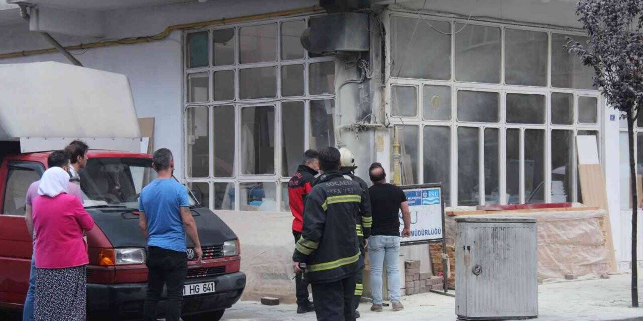 Elektrik kontağında çıkan yangın, itfaiye ekipleri tarafından söndürüldü
