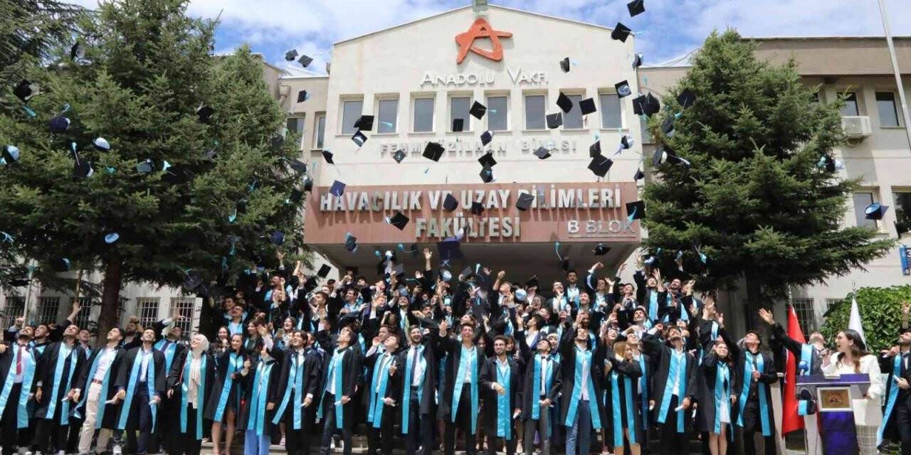 ERÜ Havacılık ve Uzay Bilimleri Fakültesi Yeni Mezunlarını Verdi