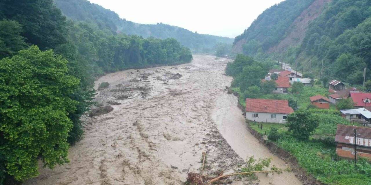 Aşırı yağışlardan mahsur kalan Karacalar ve Keçi botlarla kurtarıldı