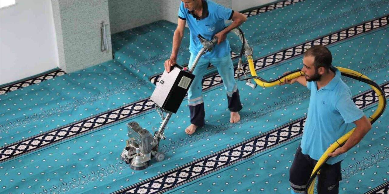 Niğde Belediyesi Cami Halılarını Temizliyor