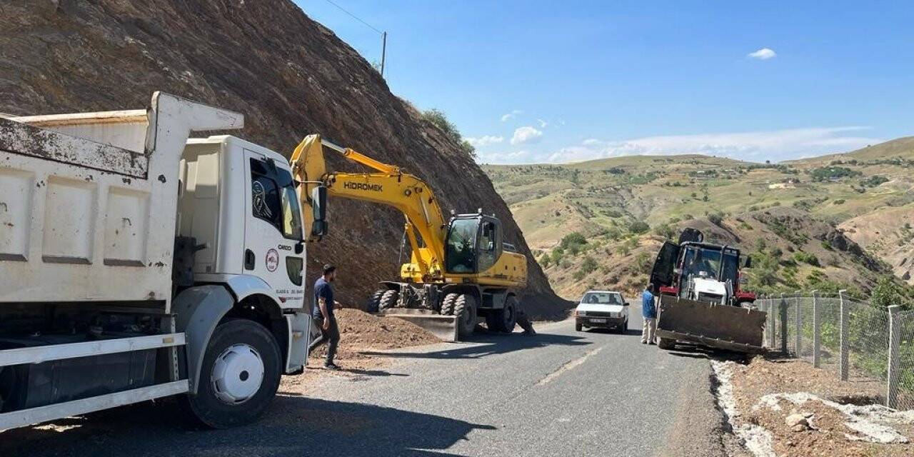 Elazığ’da  yol bakım ve onarım çalışmaları sürüyor