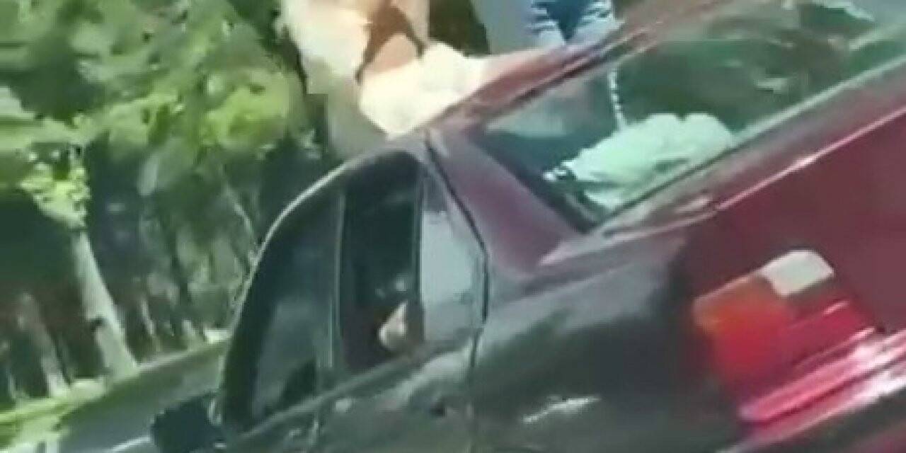 İstanbul’da otomobilin açılır tavanından dışarı çıkıp dans ettiler