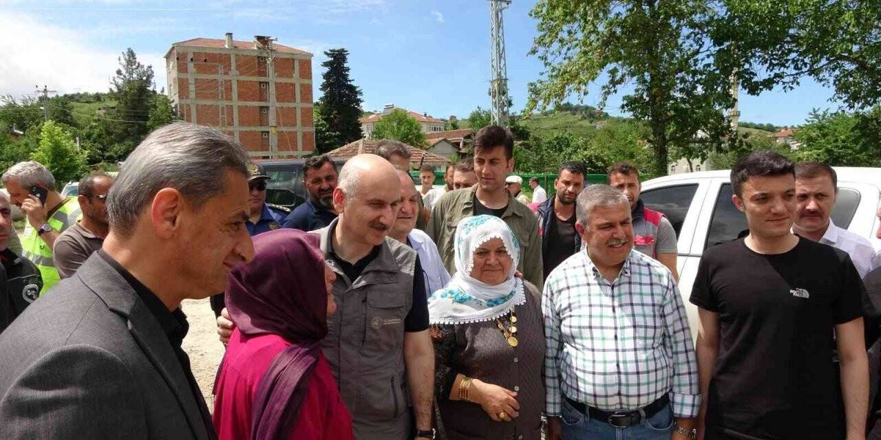Bakan Karaismailoğlu’nun önüne çıkan kadın, yaşadıkları su ve yol sorunlarını anlattı