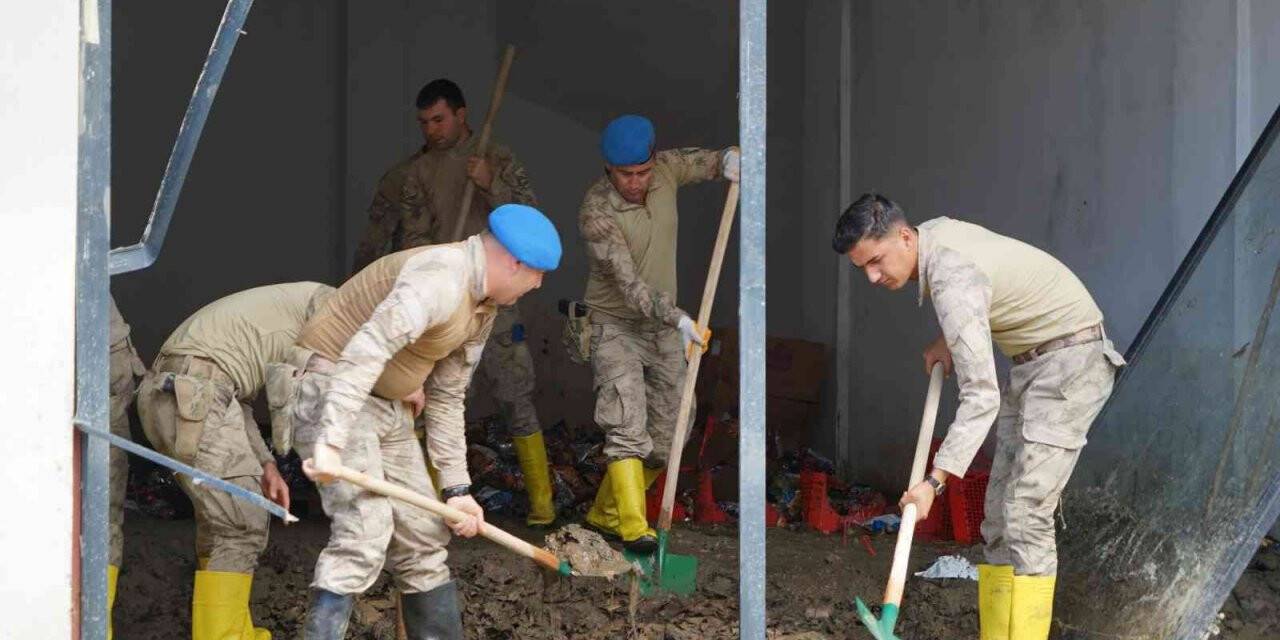Komandolar, sel sonrası balçıkla kaplanan ev ve işyerlerini temizliğe başladı