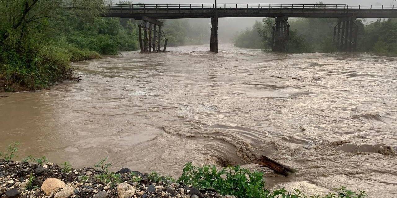 Yağış Mudurnu Çayı üzerindeki köprüyü ulaşıma kapattırdı