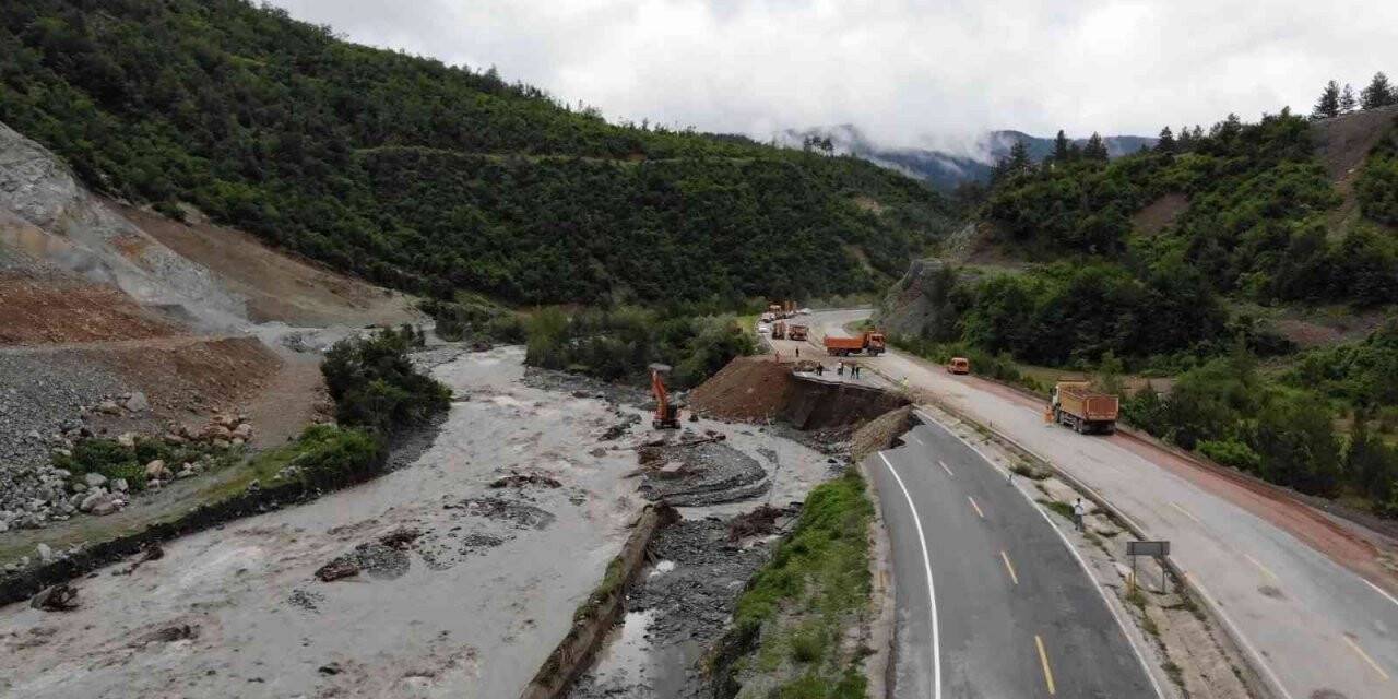 Çay yatağında çoğalan su kara yolunu çökertti