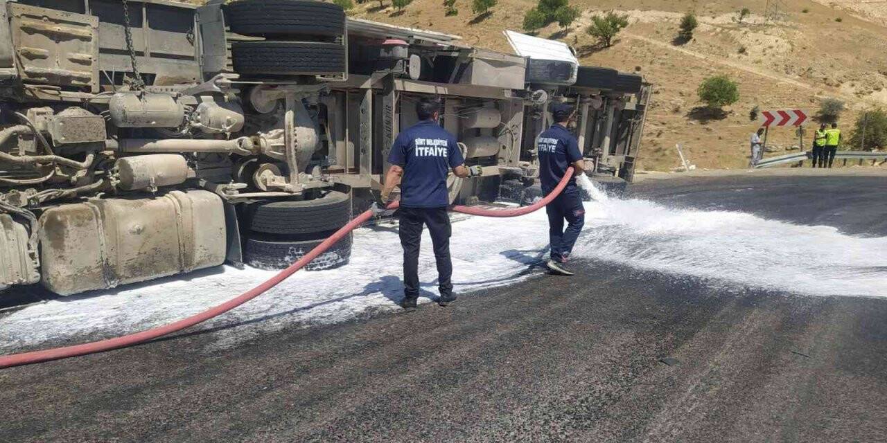 Siirt’te mazot yüklü tır devrildi, itfaiye ekipleri tehlikeyi önledi