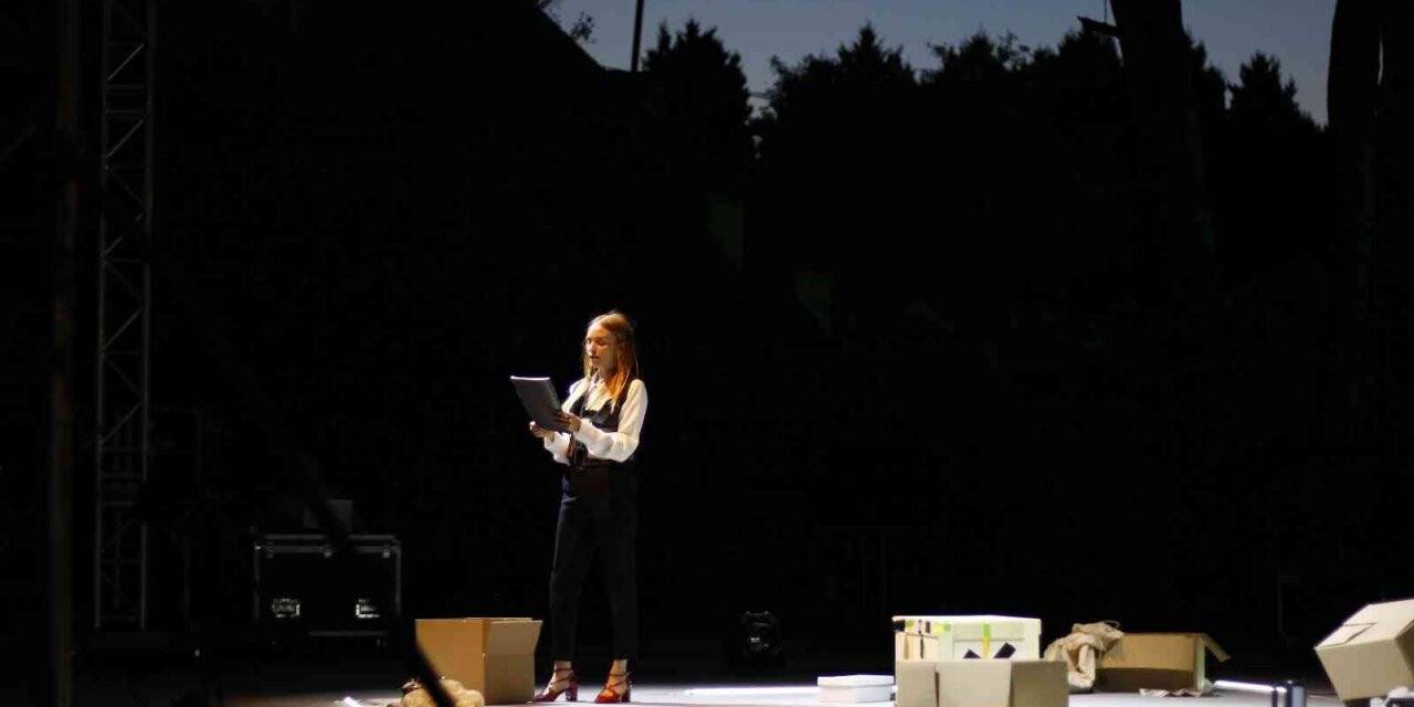 Ayvalık Deniz Seviyesinde Tiyatro keyfini yaşadı