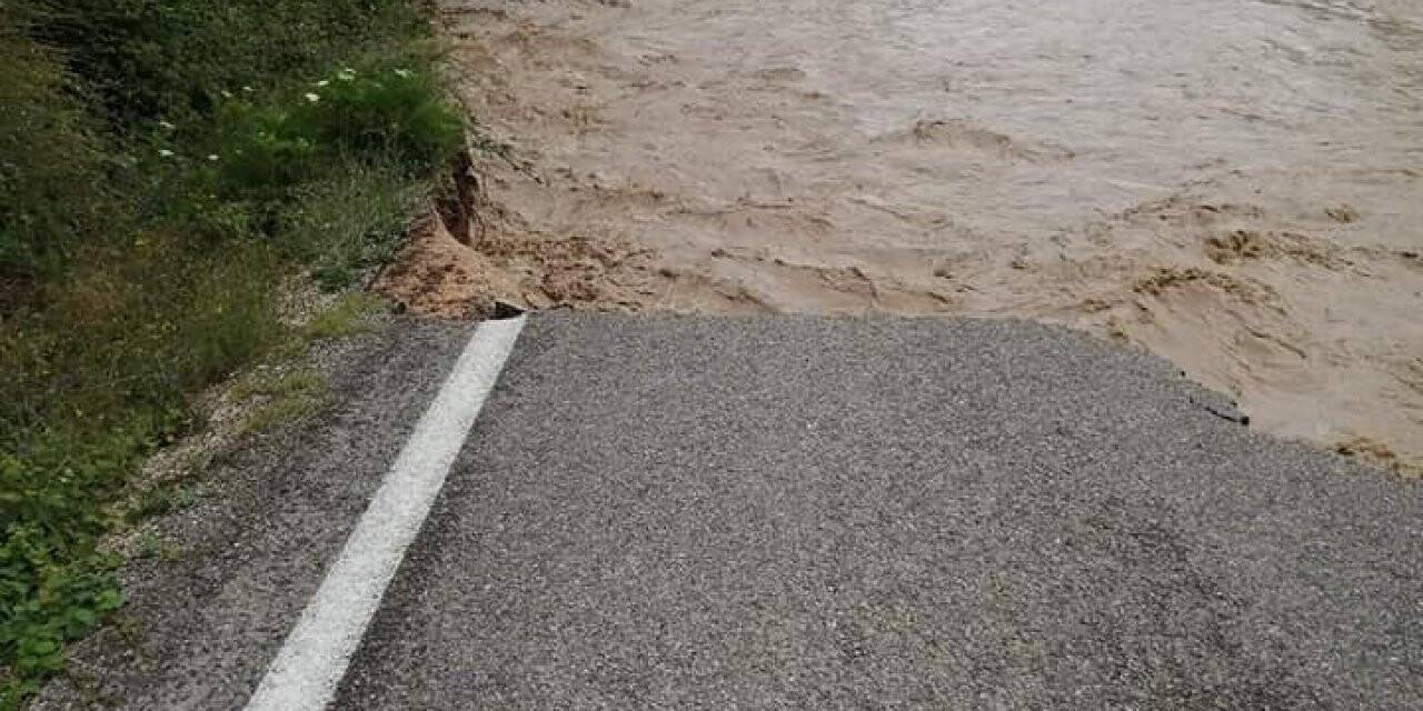 Mengen’de sel suları köprüleri yıktı, yollar çöktü