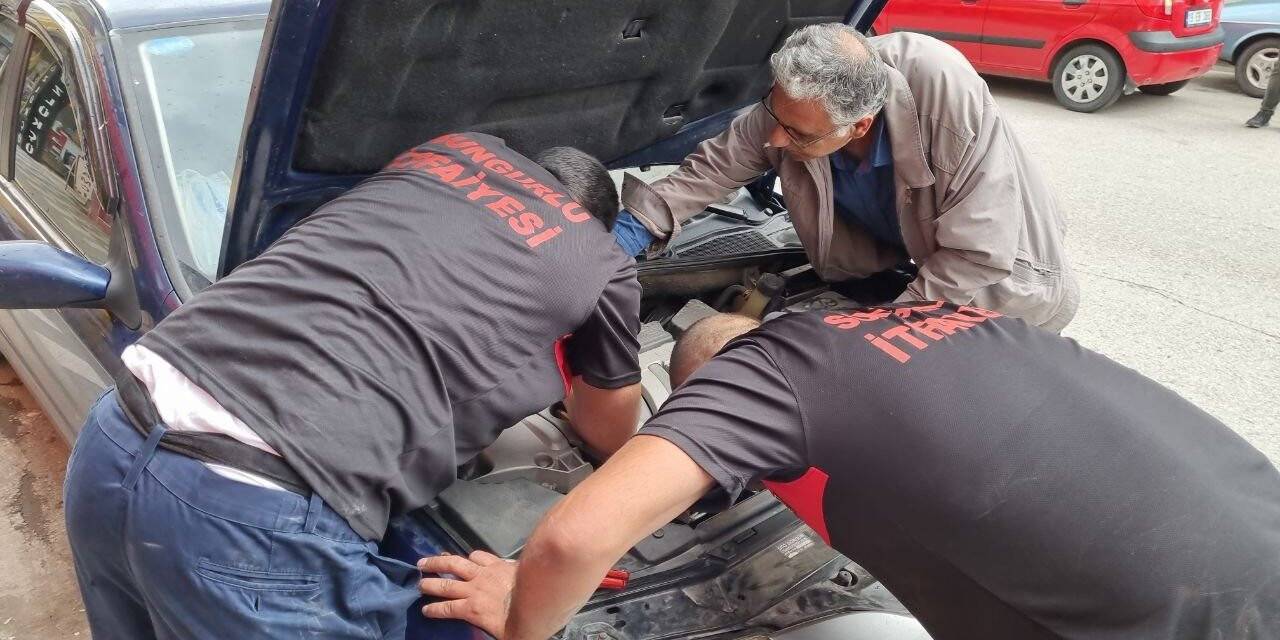 Otomobilin motor kısmına giren yavru kedi, 1 saatte çıkarıldı