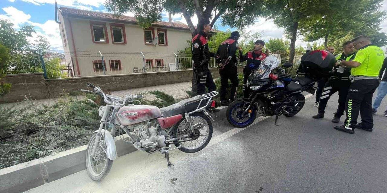 Polise yakalanan ehliyetsiz sürücü motosikletini yakmaya çalıştı
