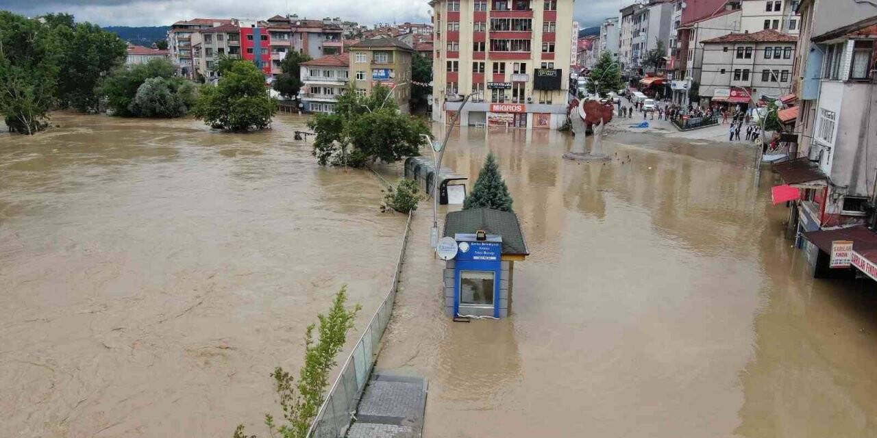Bartın’da sel suları çekilmeye başladı, kent dron ile havadan görüntülendi