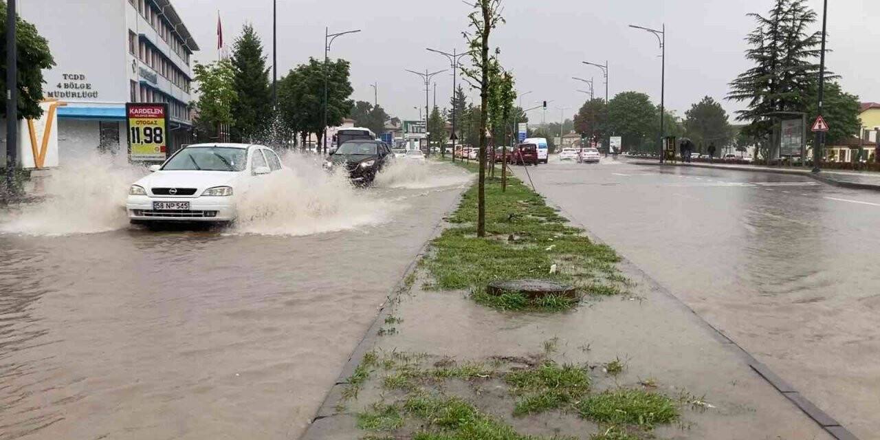 Sivas’ı sağanak vurdu, hayat felç oldu