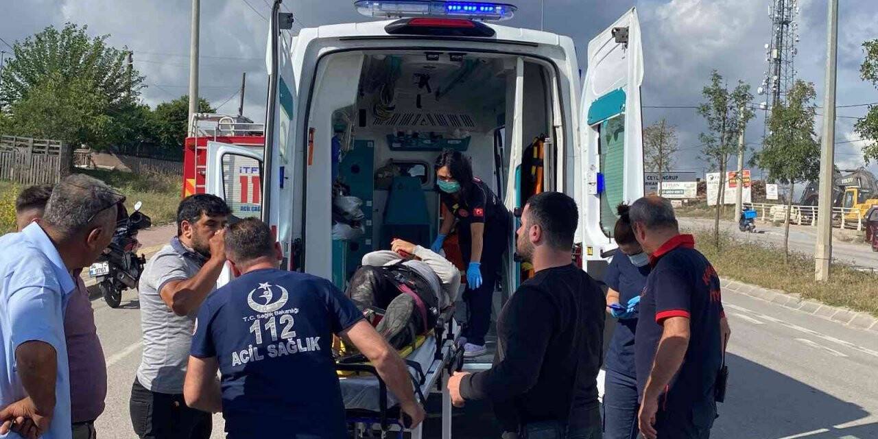 Park halindeki kamyona çarpan motosikletli yaralandı