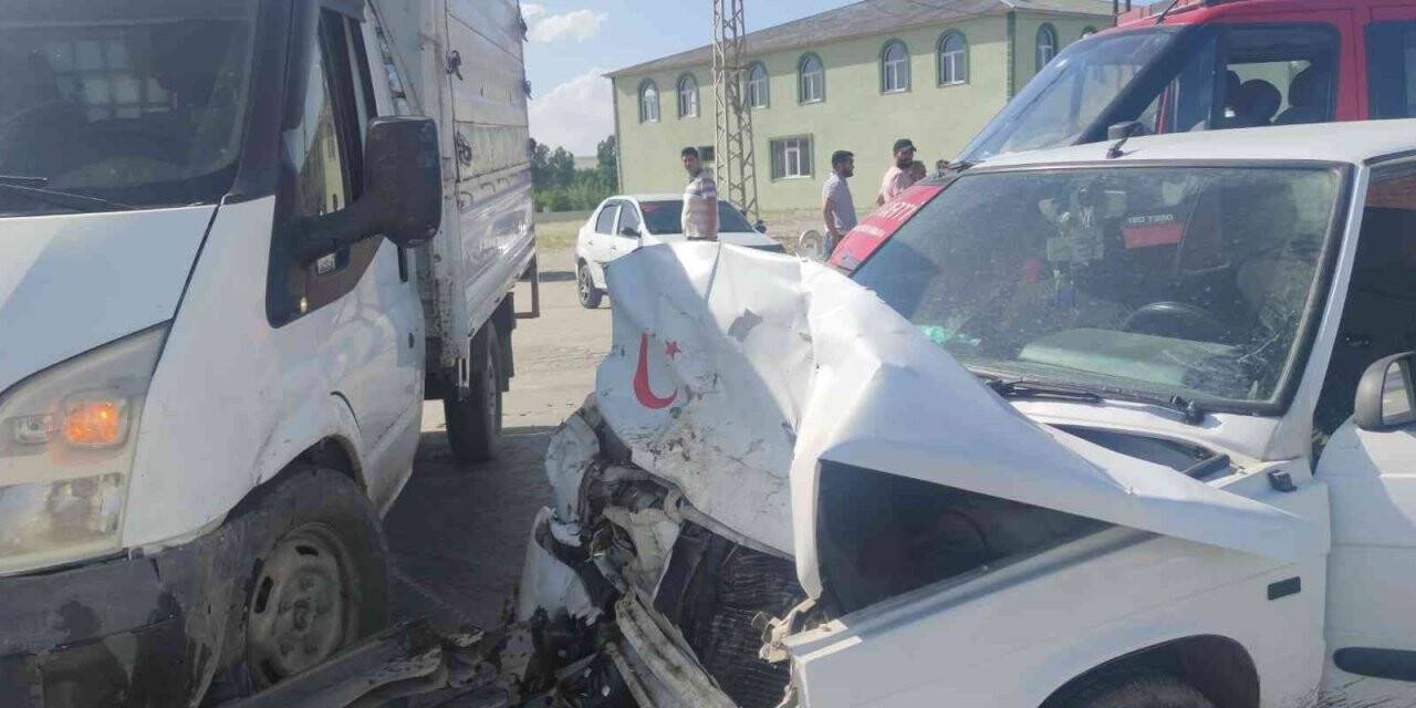 Otomobille kamyonet çarpıştı: 5 yaralı