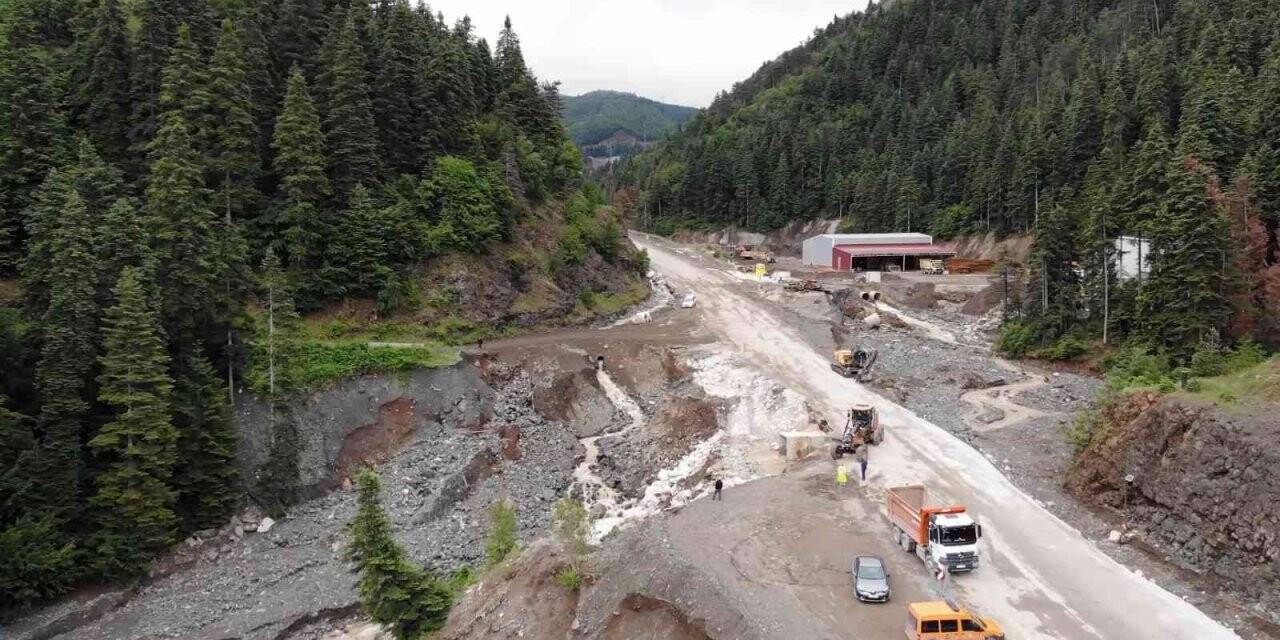 Sel felaketinin yaraları sarılıyor, zarar gören yollar onarılıyor