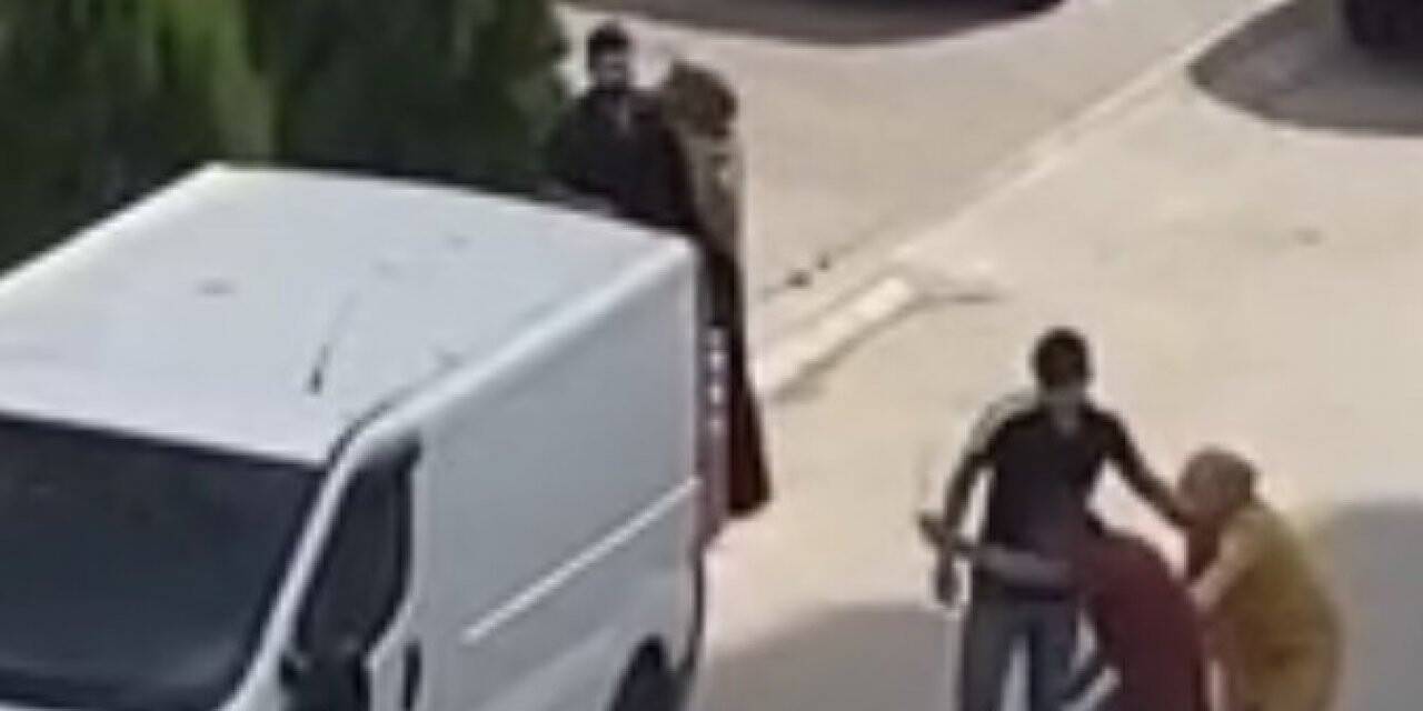 Sokak ortasında kafasında sopa kırıldı, o anlar kamerada