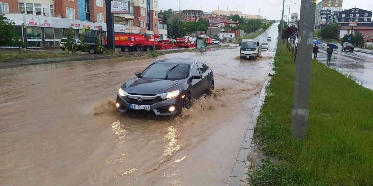Yozgat’ta etkili olan sağanak yağış sürücülere zor anlar yaşattı