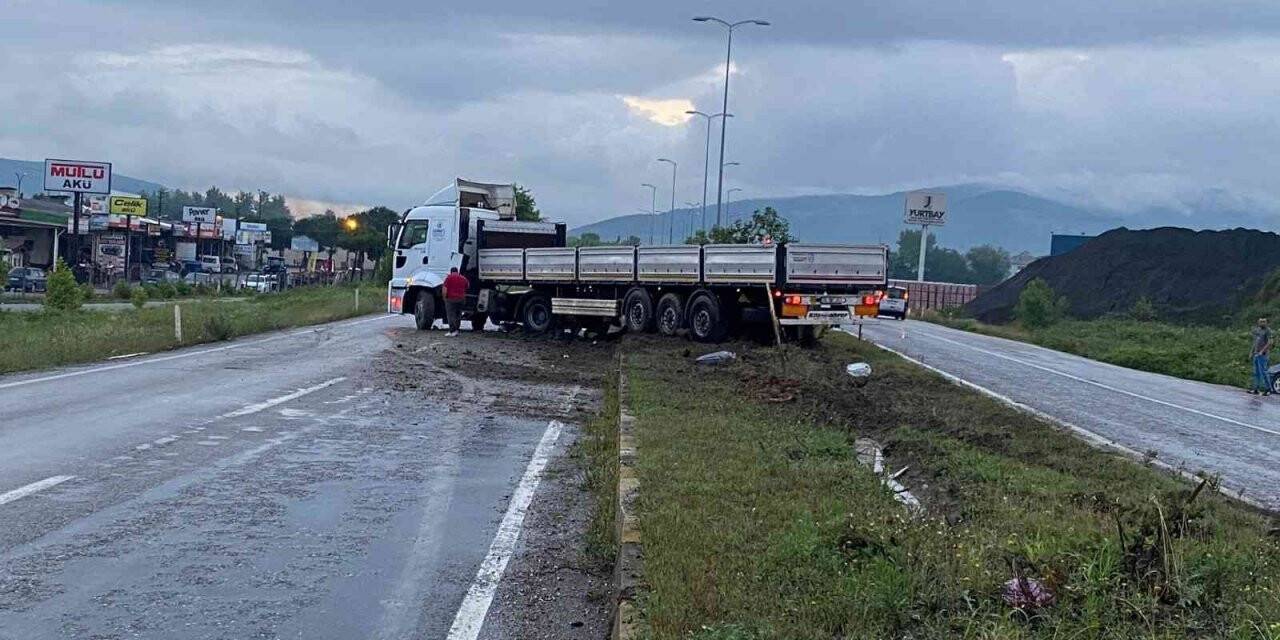 Yolda kayan tır karşı şeride girdi, facia ucuz atlatıldı