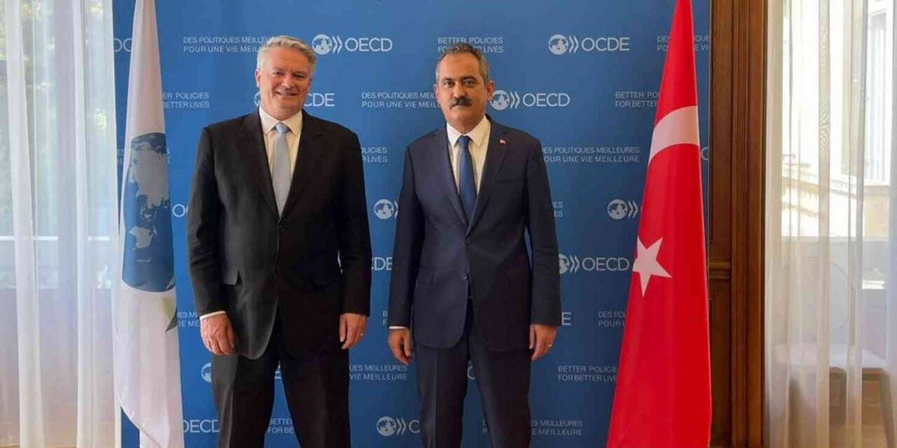 Bakan Özer, “Eğitimin Dönüştürülmesi Ön Zirvesi’ne” katılmak üzere Paris’te