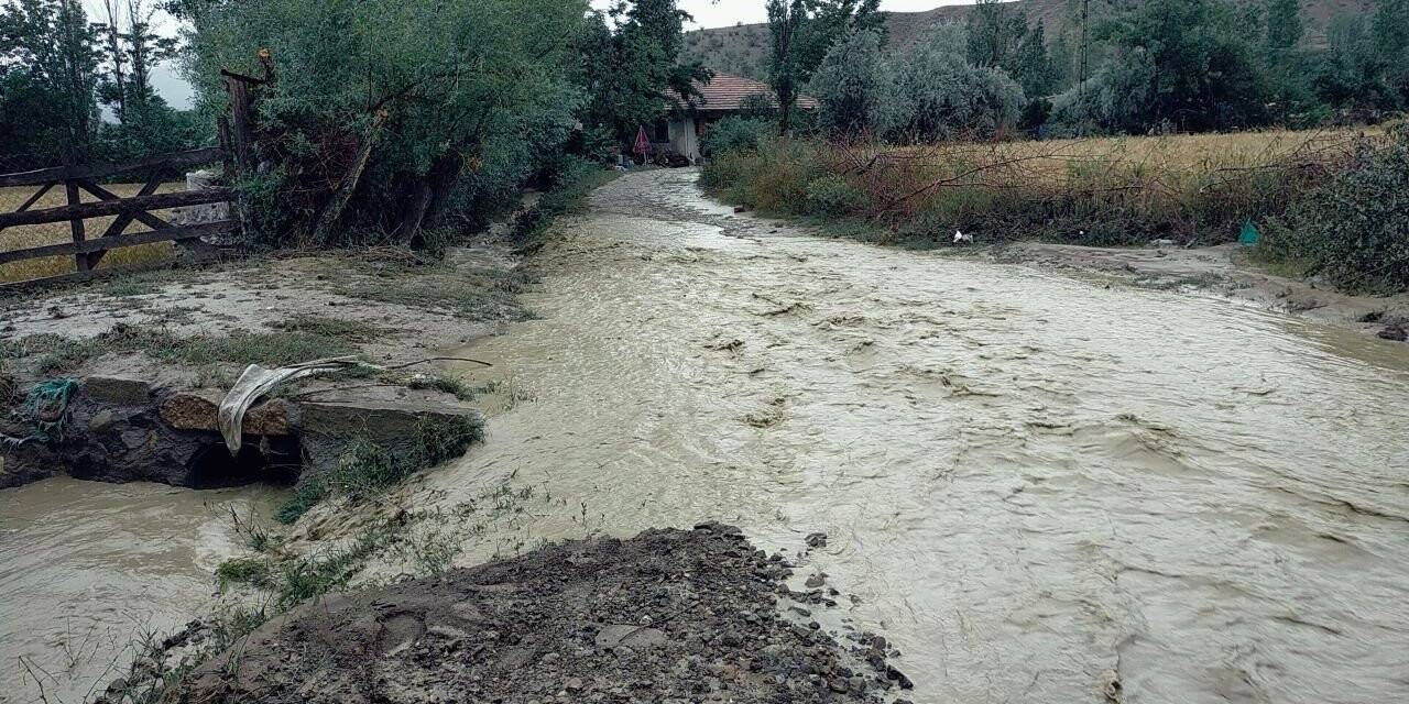 Osmancık’ta dere yatağı taştı, 5 ev tedbir amaçlı boşaltıldı
