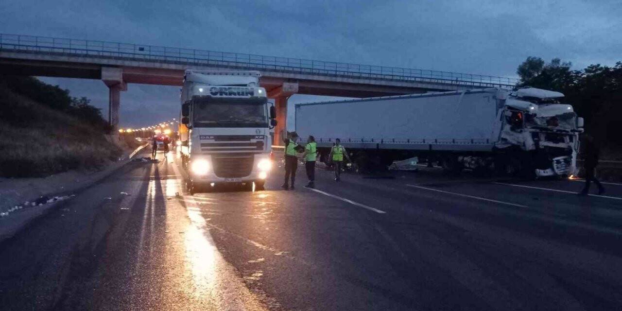 Seyir halindeki 2 TIR’ın karıştığı kazada faciadan dönüldü