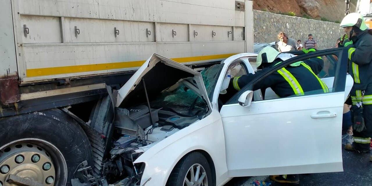 Tıra ok gibi saplanan otomobildeki 2 kişi yaralandı