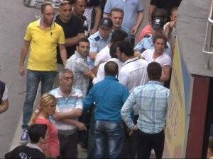 İFTAR VAKTİ OMUZ ATMA KAVGASI