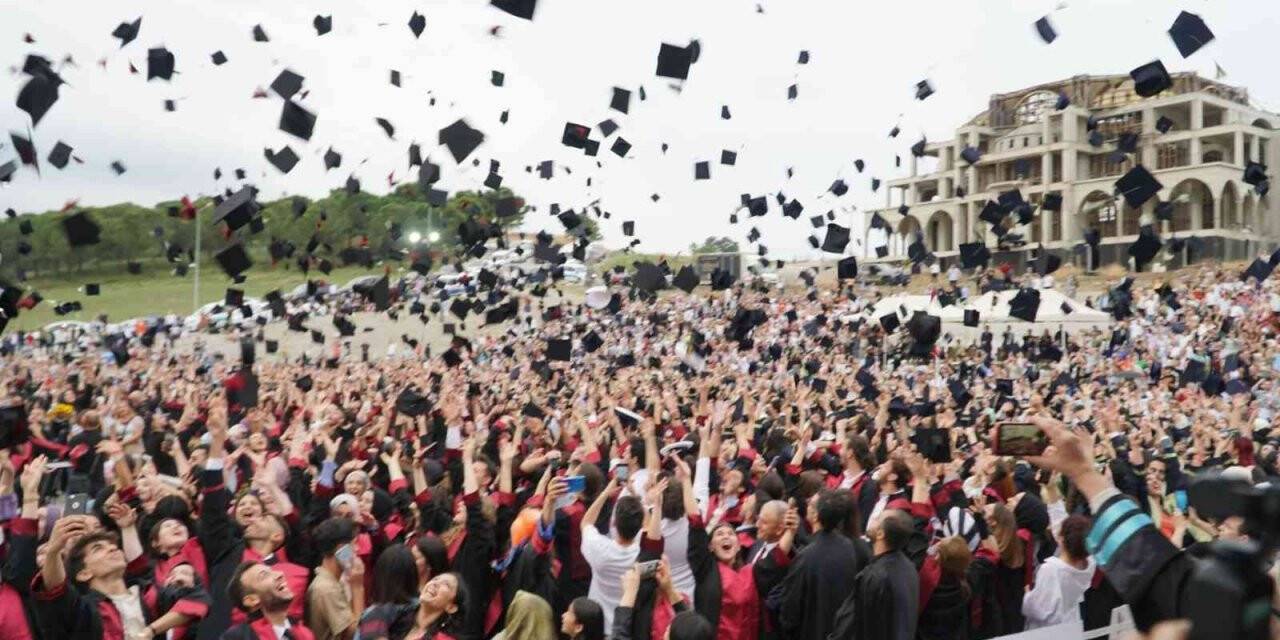 Yalova Üniversitesi’nde 3 bin öğrenci mezuniyet coşkusu yaşadı