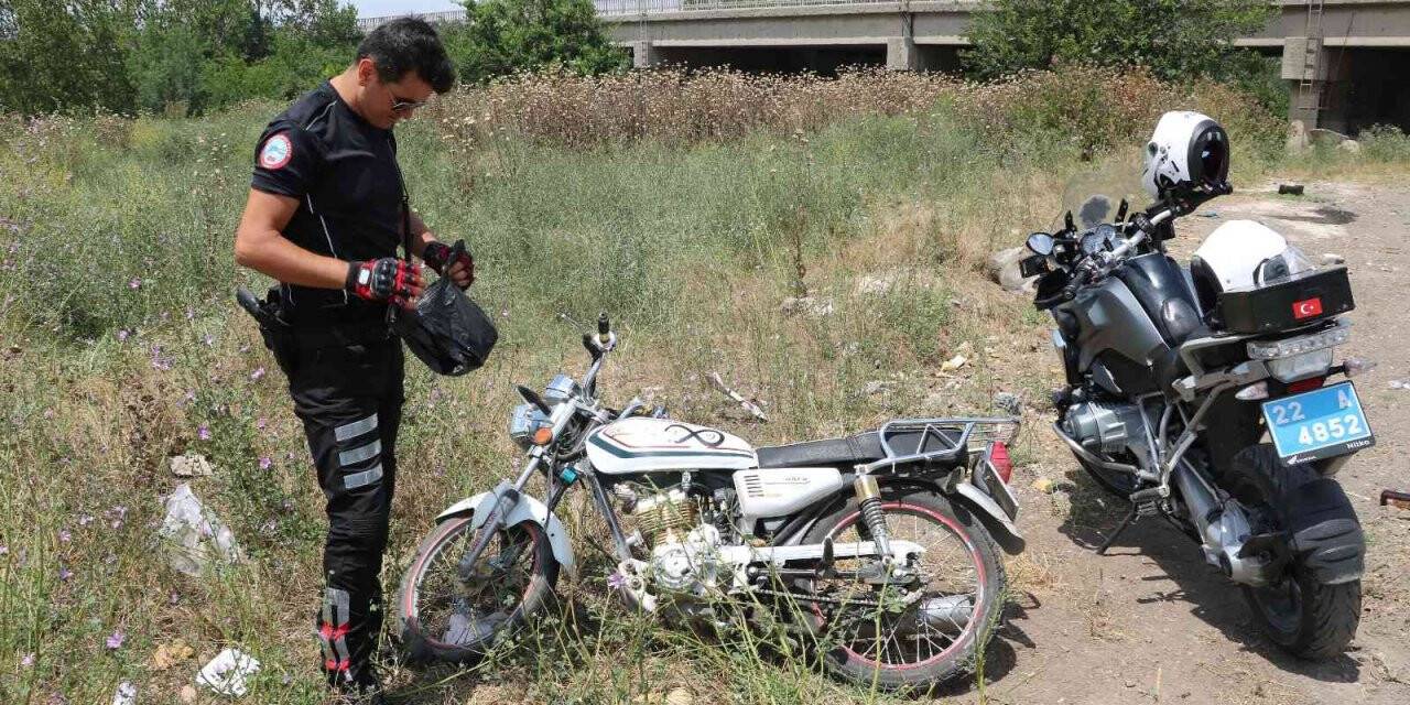 Polislerden kaçarken üzerindeki uyuşturucuyu attı