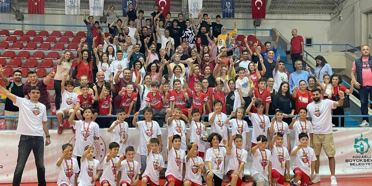 Gölcük Belediyespor U-10 Basketbol Takımı şampiyon oldu