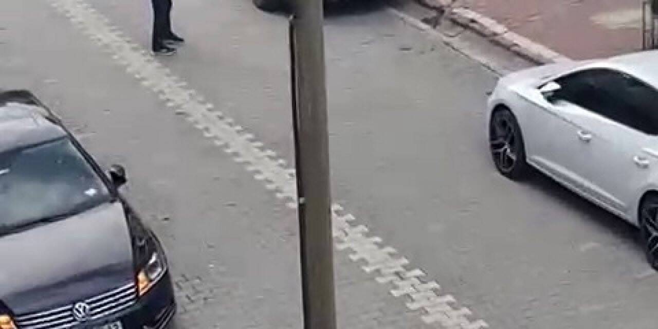 Sosyal medyada annesine küfreden kişinin evinin önünde ateş açtı