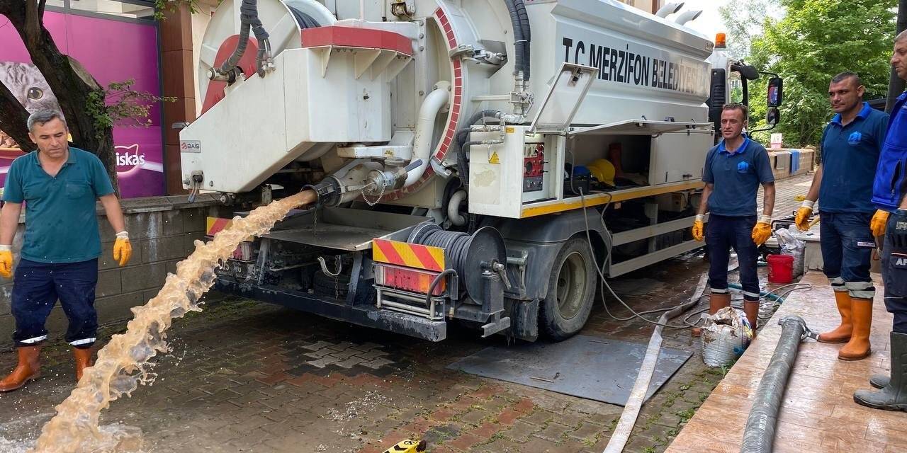 Sel sularının çekilmesiyle temizlik çalışmaları başladı