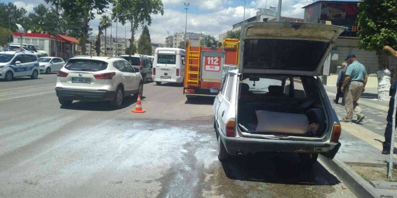 Park halindeki otomobil yandı