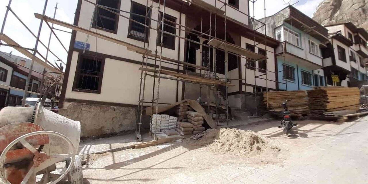 Tarihi konaklarda restorasyon çalışmaları sürüyor