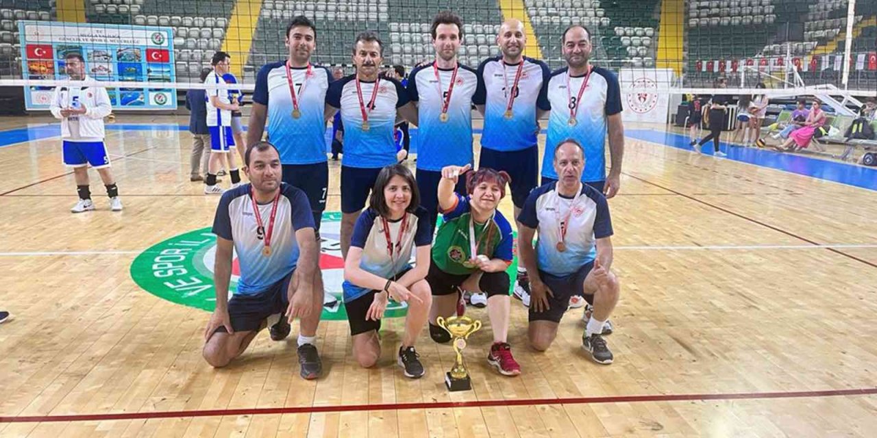 Voleybol turnuvasının şampiyonu Çevre, Şehircilik Müdürlüğü