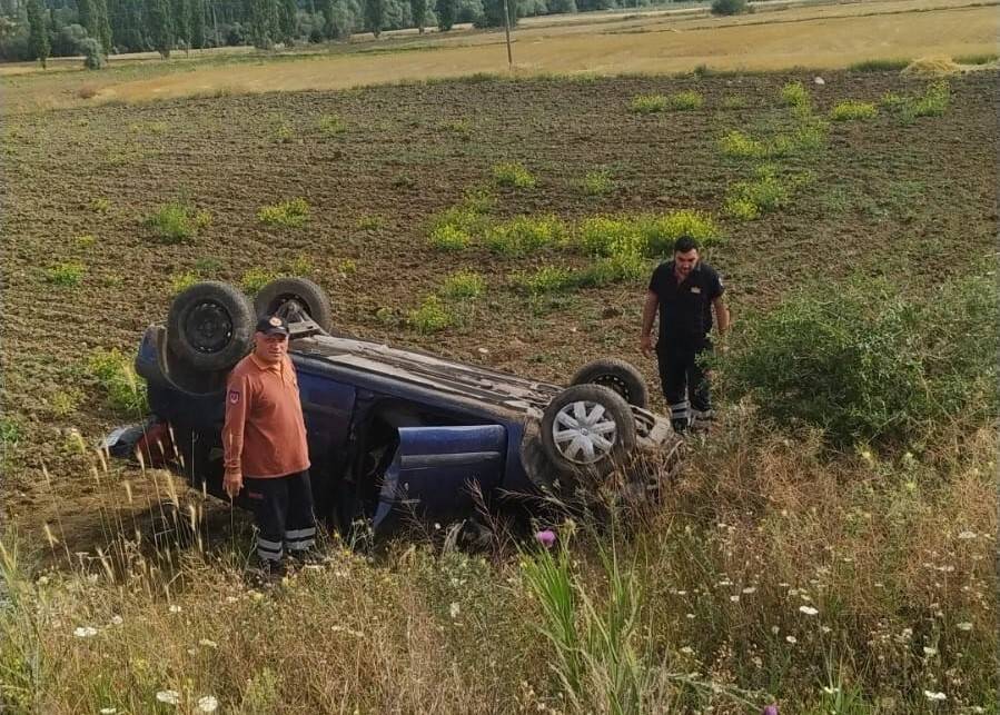 Kontrolden çıkan otomobil tarlaya devrildi
