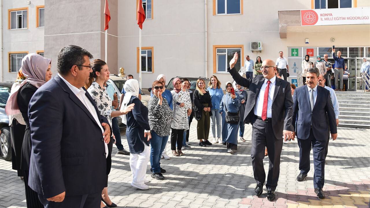 Konya İl Milli Eğitim Müdürü Seyit Ali Büyük kurum çalışanları ile vedalaştı