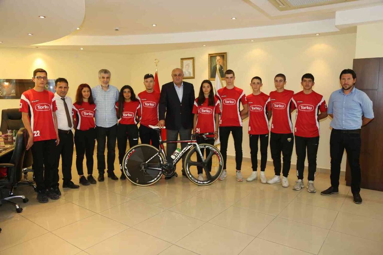 Torkulu genç bisikletçi milli takımda