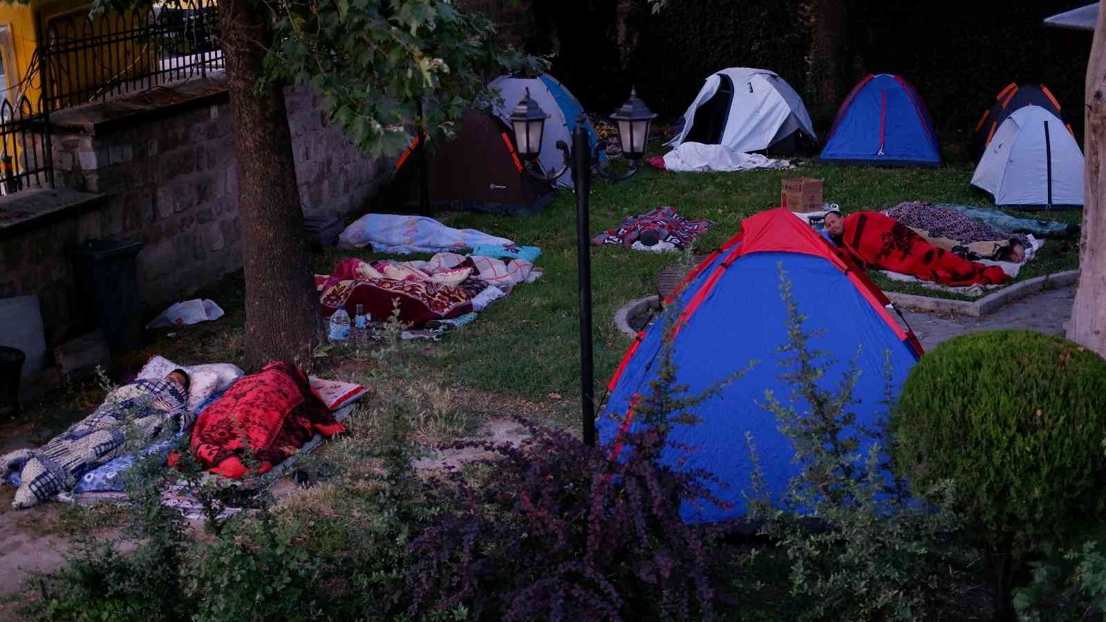 Otellerde yer bulamayan güreş sevdalıları, meydanlarda çadırlarda uyudu