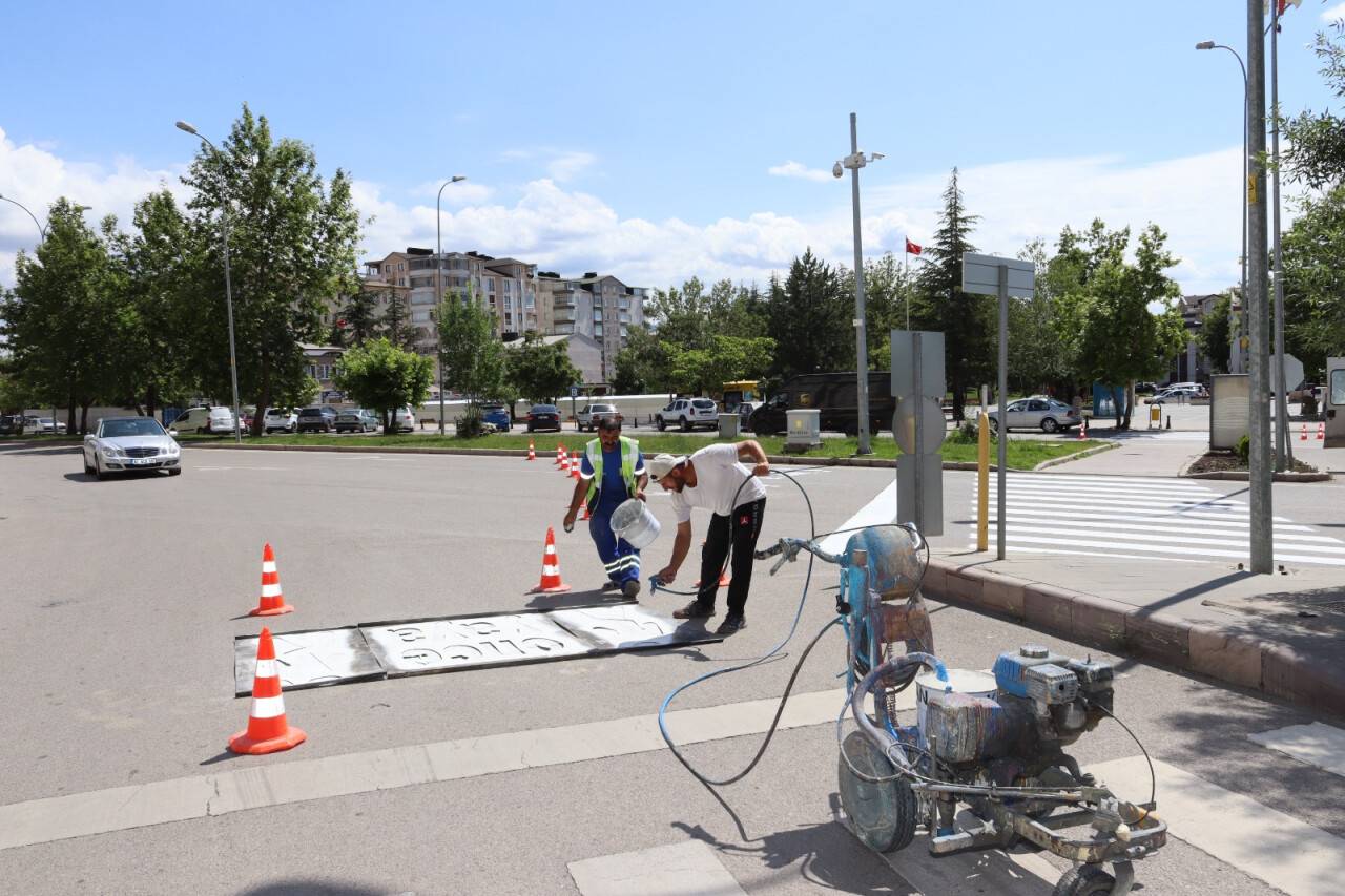 Seydişehir'de yol çizgileme çalışmaları başladı