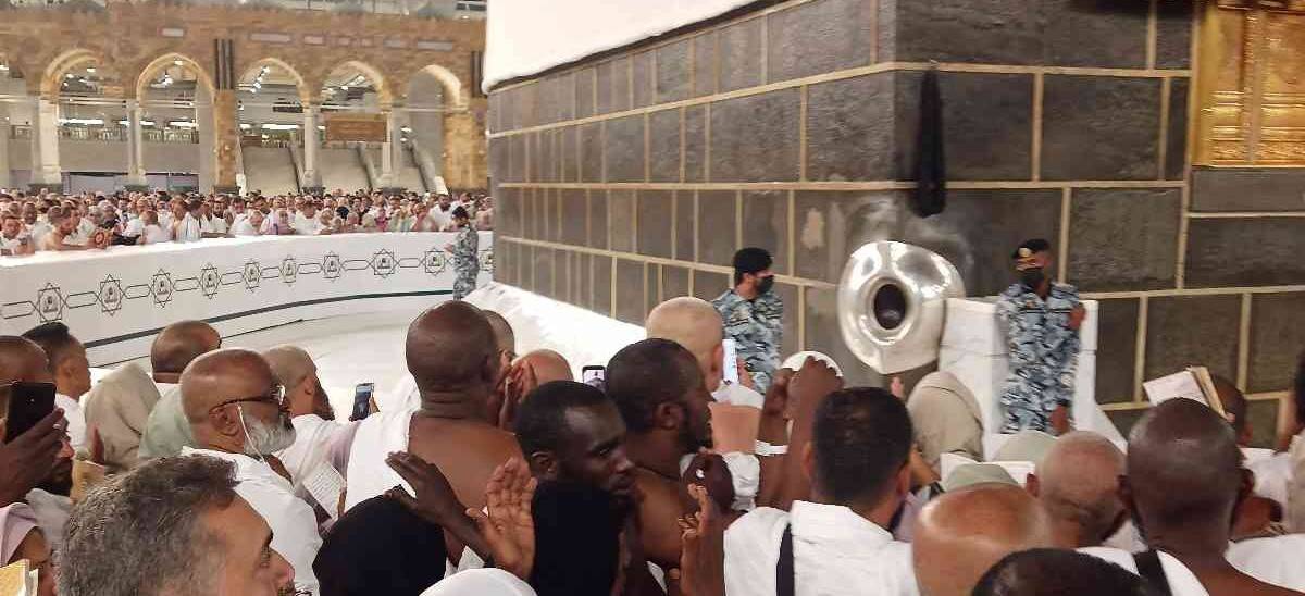 Kabe’nin çevresindeki bariyerler nedeniyle Hacer’ül Esved’e hasret tavaf