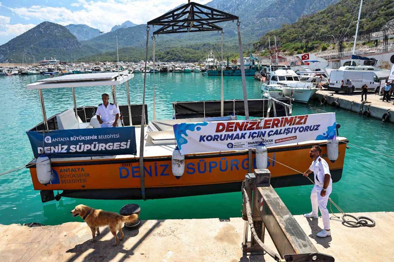 Antalya’nın ilk deniz süpürgesi Akdeniz’e indirildi